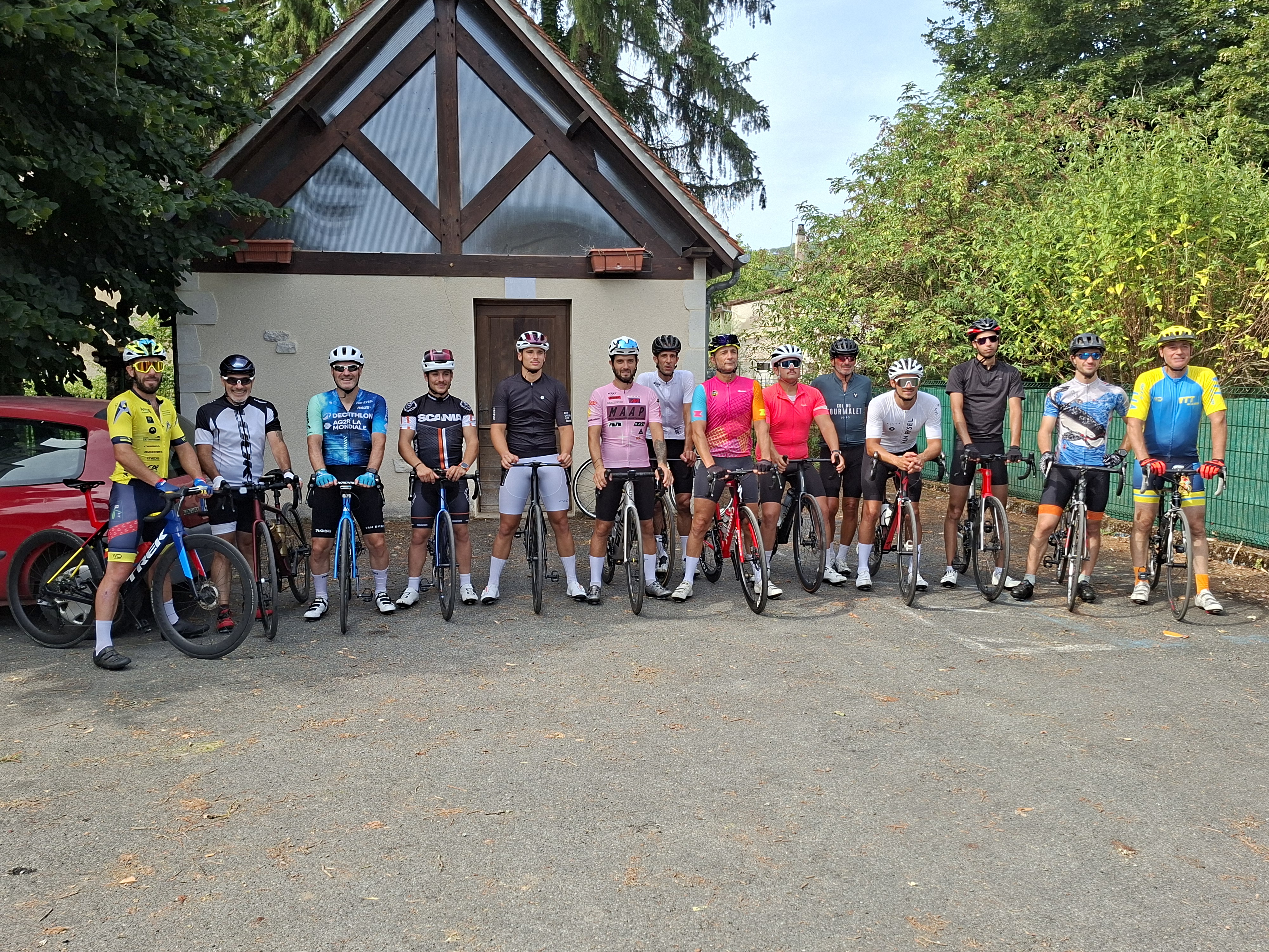 Groupe de cyclistes après la reconnaissance du parcours route 75 km de L'Uxel'Lotoise 2026 à Vayrac